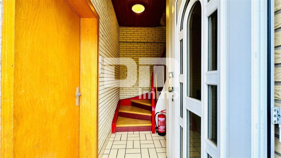 Gepflegtes Ein- bis Zweifamilienhaus mit Ladeneinheit in Dassel-Hilwartshausen - Haupteingang Wohnbereich